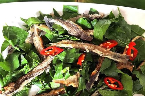 Gỏi lá sầu đâu trộn cá lóc, đặc sản ăn là mê