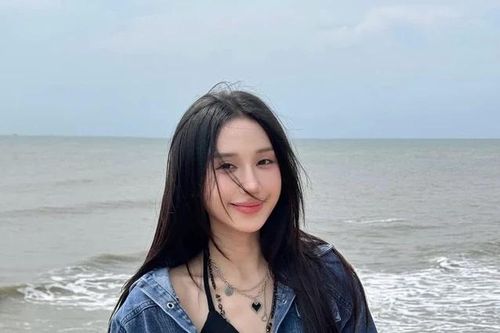 Mina Young gây tranh cãi vì tự in standee Faker