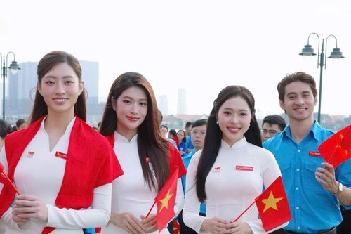 Hoa hậu Lương Thùy Linh, Đoàn Thiên Ân tự hào dự Lễ chào cờ 'Tôi yêu Tổ quốc tôi'