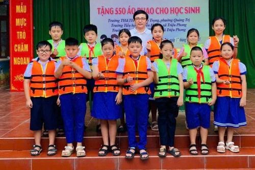 Trao tặng gần 1.000 áo phao cho học sinh vùng lũ ở Quảng Trị