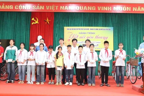 'Nâng bước' học sinh nghèo vươn tới những ước mơ