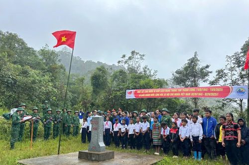 Trao tặng nhiều phần quà cho người dân xã biên giới Hùng Sơn