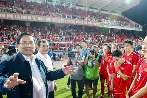 Thủ tướng Chính phủ Phạm Minh Chính động viên đội tuyển bóng đá nữ Việt Nam