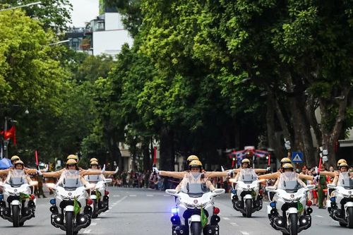 Hàng nghìn người dân háo hức xem biểu diễn dẫn đoàn, đội hình mô tô hộ tống ở hồ Hoàn Kiếm