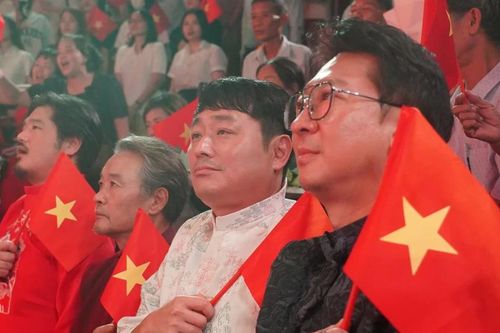 Hàng trăm khán giả vẫy cao cờ, hát vang Quốc ca