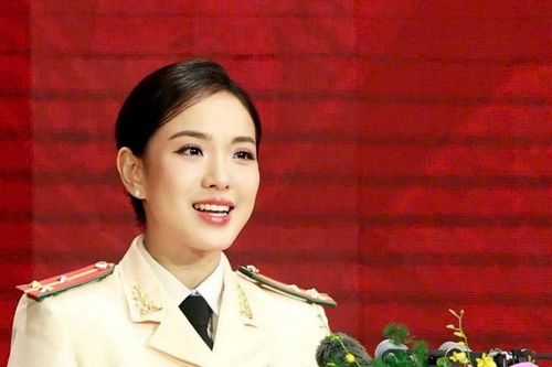 Nữ thượng úy đại diện tuổi trẻ phát biểu tại Lễ kỷ niệm 80 năm Ngày truyền thống Công an nhân dân