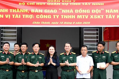 Bàn giao nhà đồng đội cho quân nhân có hoàn cảnh khó khăn