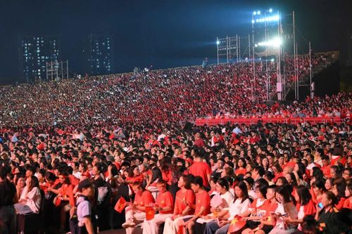 Hàng vạn người nhuộm đỏ Mỹ Đình