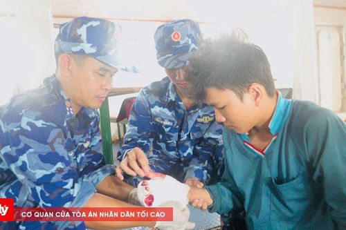 BTL Vùng Cảnh sát biển 4 cứu hộ người dân gặp nạn trên biển