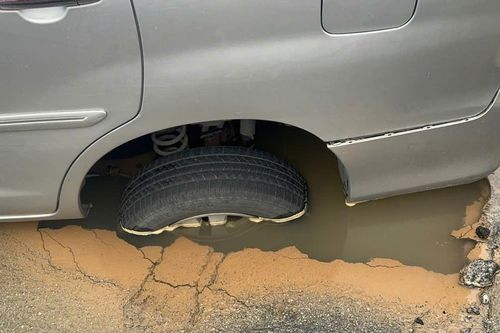 Chưa đầy 1 tháng, ô tô, xe SH sụt hố ở Hà Nội vì cùng nguyên nhân