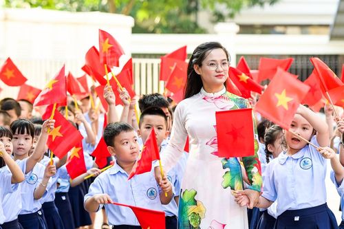 Chật tủ vì đồng phục, phụ huynh ngán ngẩm vì lãng phí, chẳng thể cho tặng ai