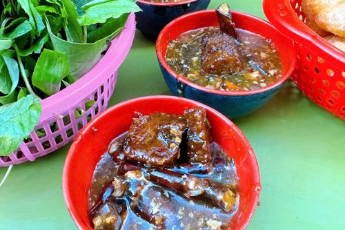 Món quà vặt 'xa xỉ' ở Hạ Long chỉ bán bát nhỏ, khách ăn 2-3 suất vẫn thòm thèm