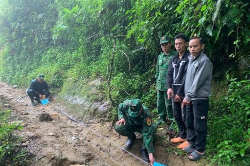 Bắt giữ 2 đối tượng vận chuyển gần 4 tấn cau khô qua biên giới
