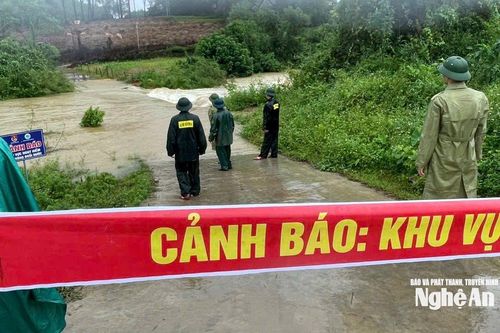 Mưa lớn gây ngập cầu tràn tại xã Kim Bảng, Bộ đội Biên phòng khẩn trương lập chốt, cắm biển cảnh báo