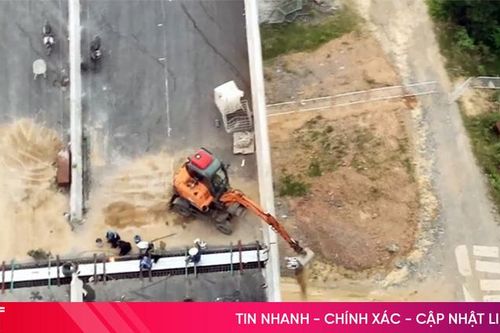 Đơn vị thi công cao tốc Vũng Áng - Bùng 'thản nhiên' đổ chất thải từ độ cao 50m xuống đường