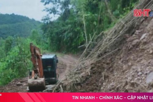 Chưa kịp gượng dậy sau lũ, xã biên giới ở Nghệ An tiếp tục bị chia cắt do sạt lở