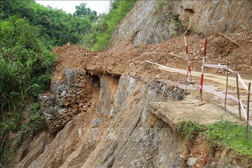 Nghệ An: Quốc lộ 16 xảy ra sạt lở, sụt trượt khiến tuyến đường bị chia cắt, giao thông tê liệt