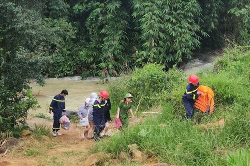 Giải cứu, đưa vào bờ 4 nữ sinh bị nước lũ cô lập khu vực suối Mơ