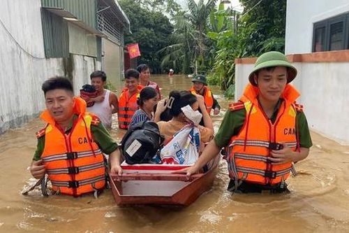 Những 'người hùng' thầm lặng nỗ lực giúp dân trong bão lũ lịch sử ở miền Tây Nghệ An