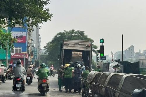 Hà Nội: Rác thải ùn ứ, nhiều tuyến phố bốc mùi nồng nặc