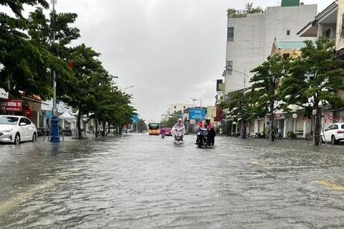 Mưa lớn khiến nhiều tuyến phố ở Nghệ An ngập sâu, phương tiện chết máy
