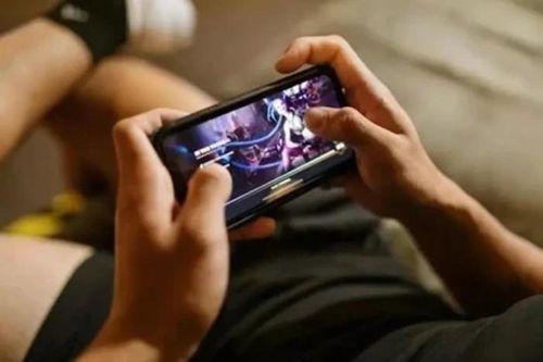 Bé trai 5 tuổi mất thị lực chỉ vì mê game, bác sĩ nói không thể phục hồi