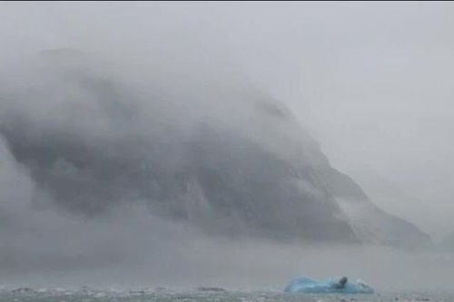 Các nhà khoa học tiết lộ nguyên nhân gây ra 'sóng thần ma' cao 30 mét ở Alaska