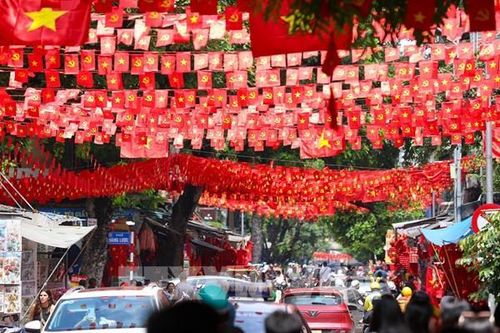 Sắc đỏ rực rỡ phủ kín phố phường Hà Nội