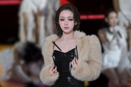 Hiền Hồ quỳ gối, cúi đầu xin lỗi khán giả trên sân khấu