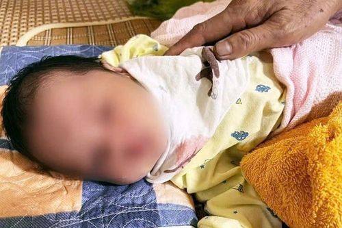 Bé gái sơ sinh bị bỏ rơi ở cổng chùa, xót xa khi đọc lá thư tay đặt bên cạnh