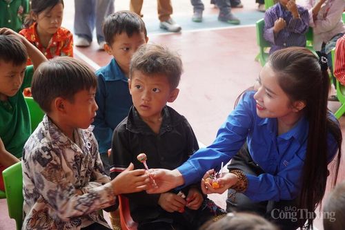 Chùm ảnh: Thanh niên tình nguyện chung tay xóa nhà tạm, nhà dột nát