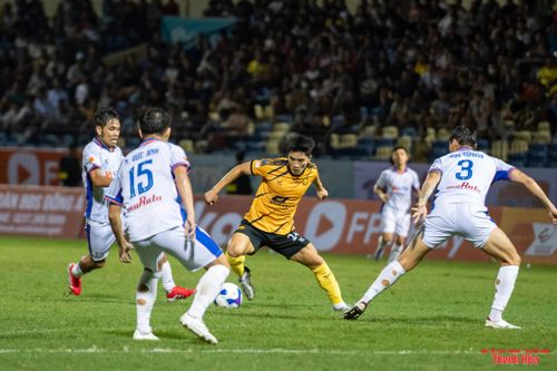 Đông Á Thanh Hóa và SHB Đà Nẵng chia điểm trong trận mở màn mùa giải