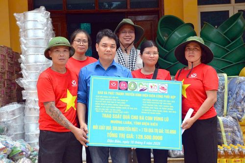 Trao quà hỗ trợ bà con vùng lũ Mường Luân và Tìa Dình