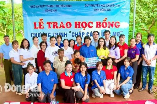Một nữ sinh có hoàn cảnh khó khăn nhận học bổng 146 triệu đồng