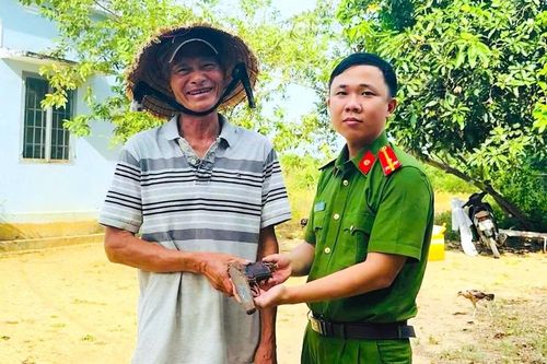 Người dân tự giác giao nộp 1 khẩu súng