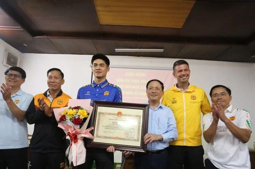 Chủ tịch UBND tỉnh Phạm Anh Tuấn thăm, động viên các cầu thủ Câu lạc bộ HAGL trước thềm mùa giải mới