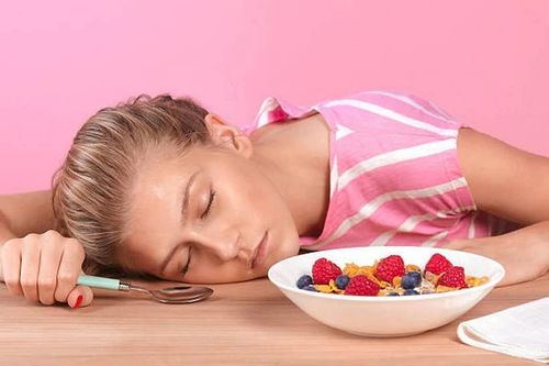 Bí mật thú vị về mối liên hệ giữa việc ăn no và cảm giác buồn ngủ