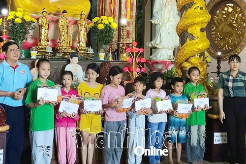 Hỗ trợ 50 học sinh có hoàn cảnh khó khăn
