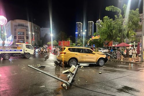 Xe ô tô mất lái tông vào trụ camera khiến nhiều người hoảng loạn