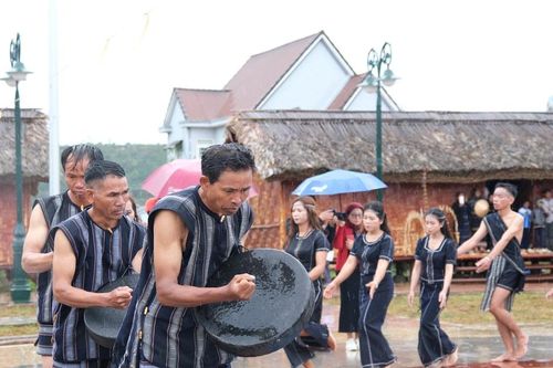 Bảo tồn văn hóa truyền thống gắn với phát triển du lịch cộng đồng