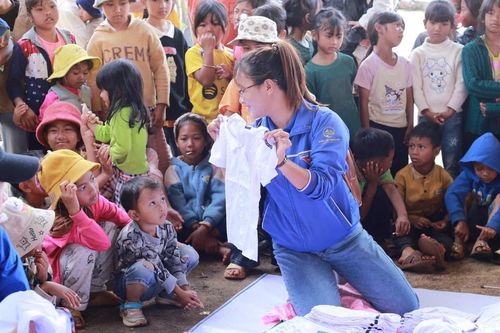 Trao 400 suất quà cho học sinh xã Nam Ban Lâm Hà