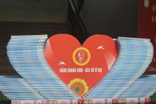 Trưng bày hơn 80 ấn phẩm chào mừng Đại hội Đảng các cấp