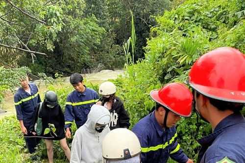 Giải cứu kịp thời 4 nữ sinh mắc kẹt tại suối Mơ