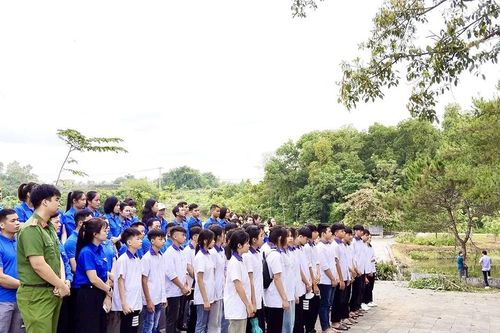 Trồng 150 cây xanh tại Khu di tích lịch sử Đền Hùng