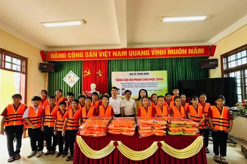 Trao tặng gần 1.000 áo phao cho học sinh vùng lũ