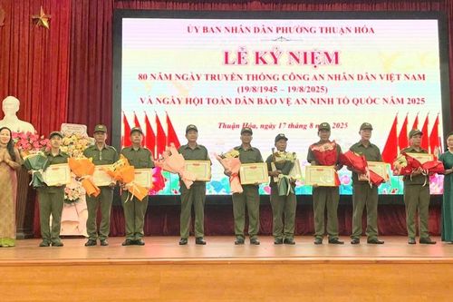 Phường Thuận Hóa khen thưởng gương điển hình trong phong trào Toàn dân bảo vệ an ninh tổ quốc