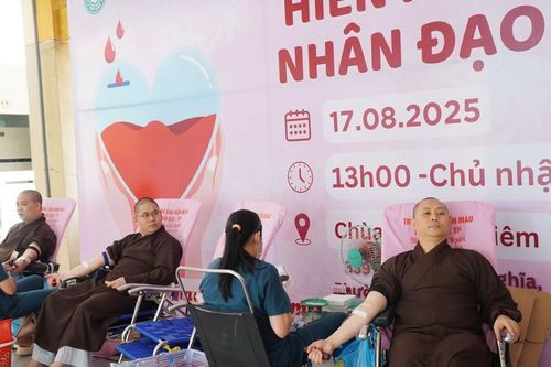 TP.HCM: Tăng Ni, Phật tử về chùa Vĩnh Nghiêm hiến máu nhân đạo cứu người