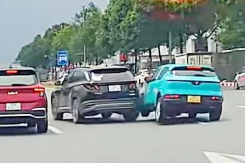 Hai ô tô va chạm vì bất ngờ phanh gấp tránh người đi xe máy