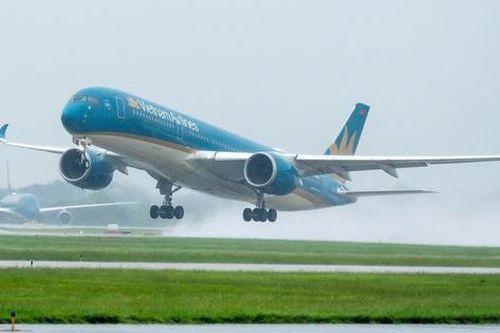 Chậm chuyến gia tăng tại các sân bay: Khi thời tiết xấu trở thành 'bài toán lớn'
