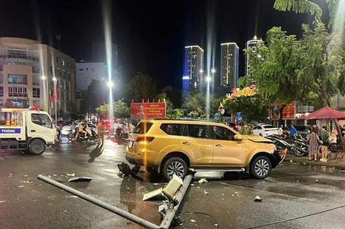 Tài xế mất lái, ô tô tông gãy trụ camera giao thông ở Nha Trang